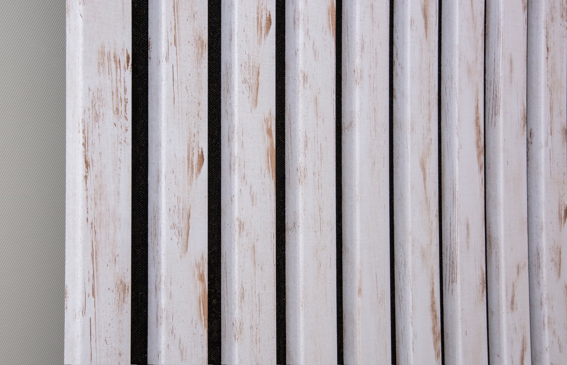 Panou Riflaj Decorativ Acustic, MDF, 2800 x 500 mm, Alb cu Pete Maro - PanelDecorArt